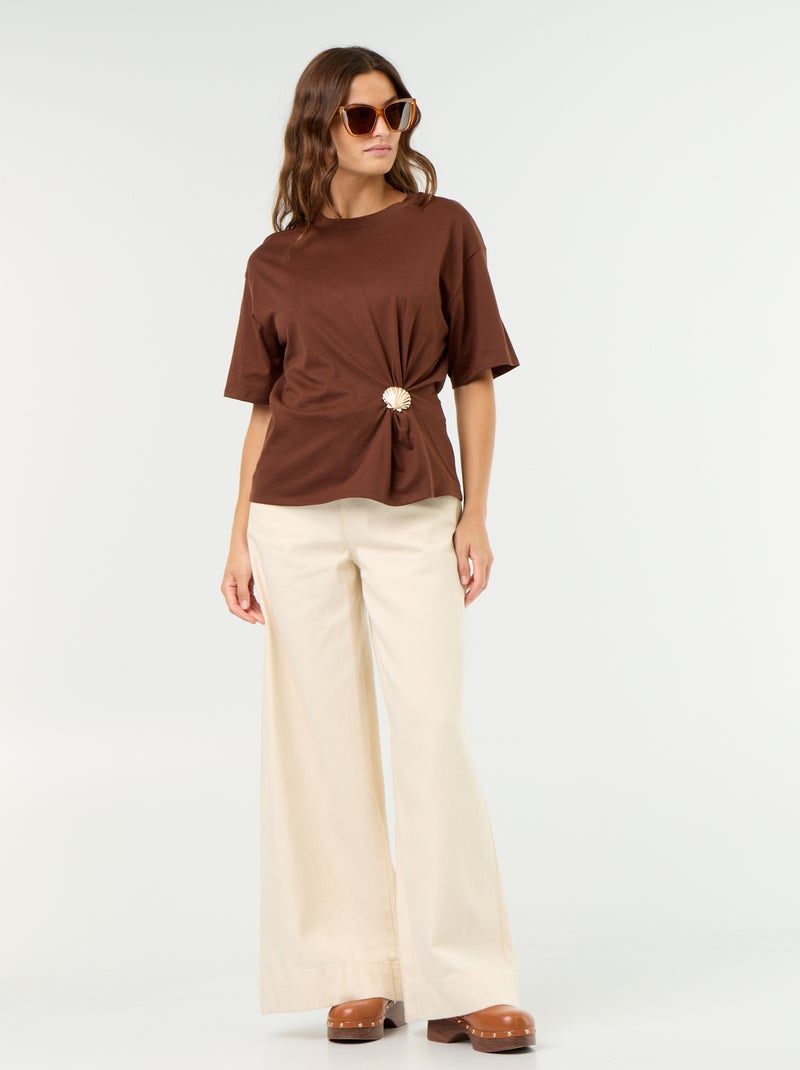 Camiseta de manga corta con joya de concha Marron - Kiabi