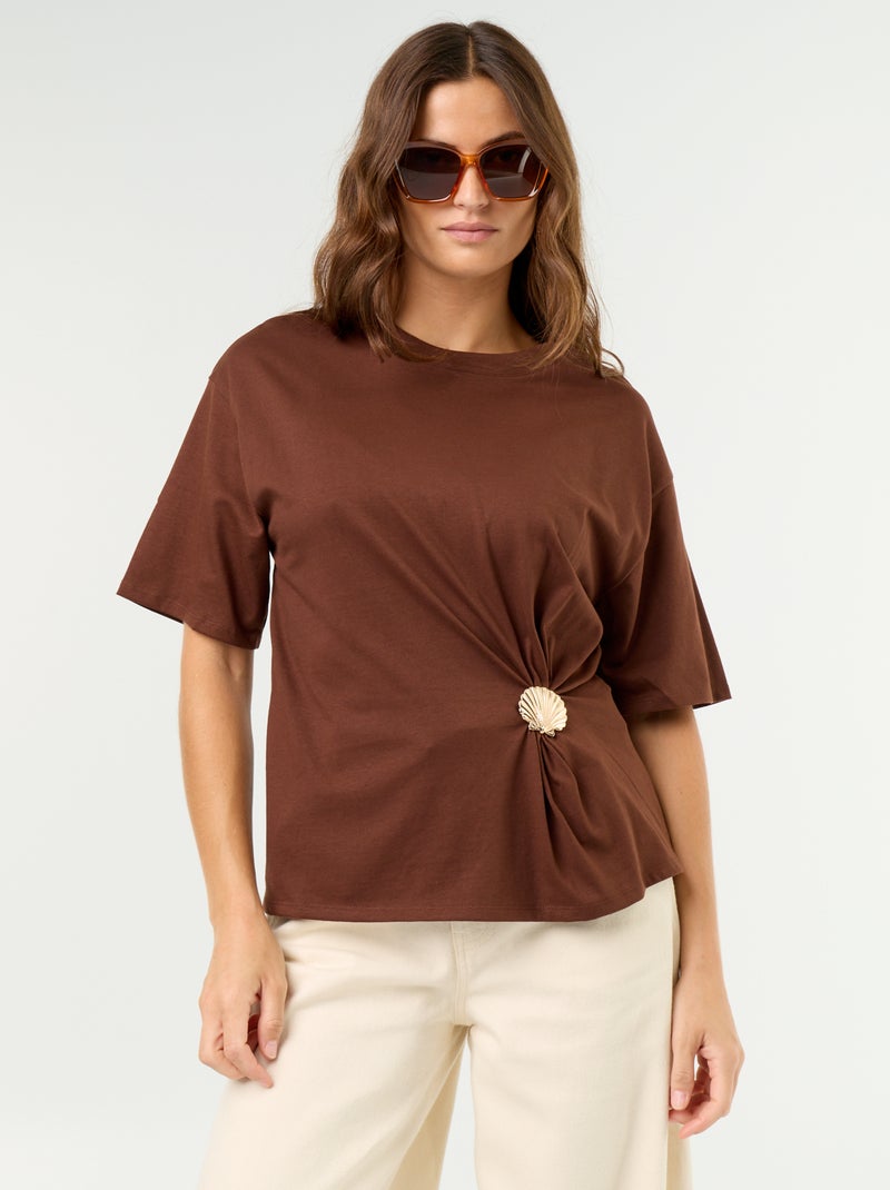 Camiseta de manga corta con joya de concha Marron - Kiabi