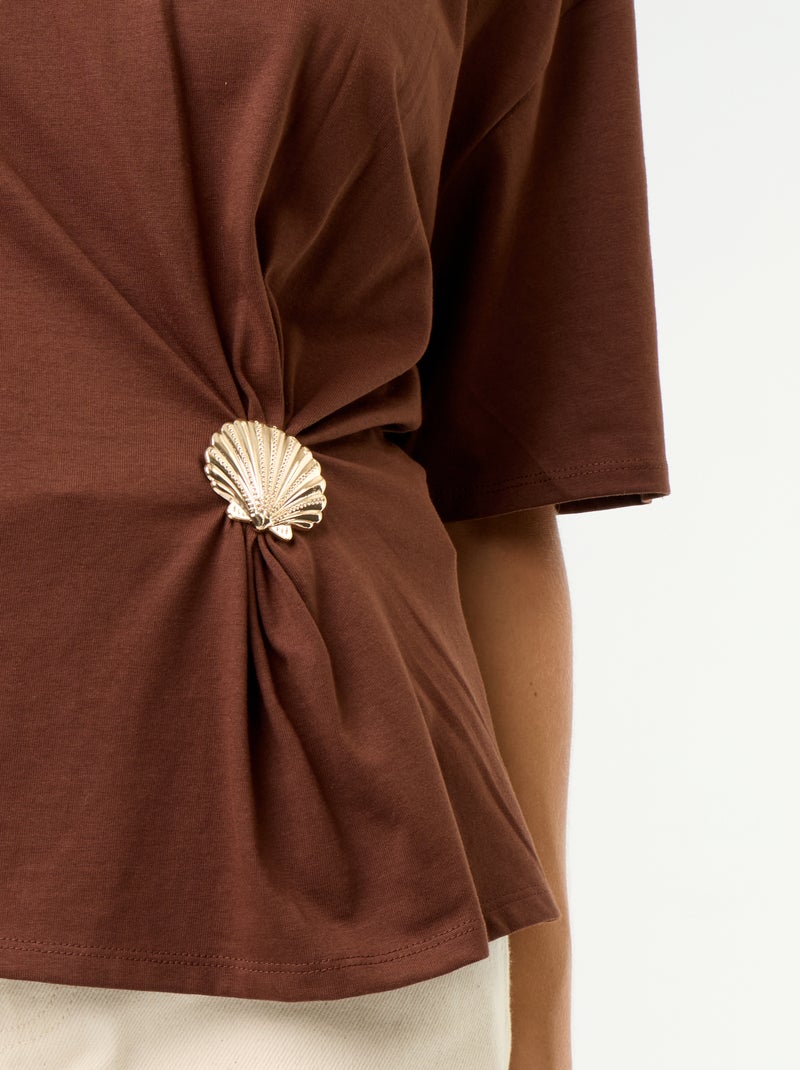 Camiseta de manga corta con joya de concha Marron - Kiabi