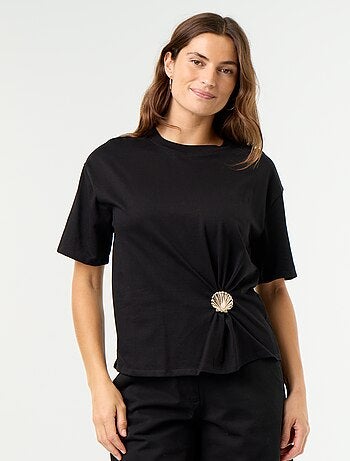 Camiseta de manga corta con joya de concha