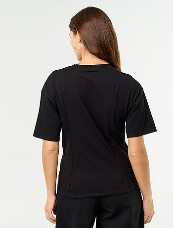 Camiseta de manga corta con joya de concha