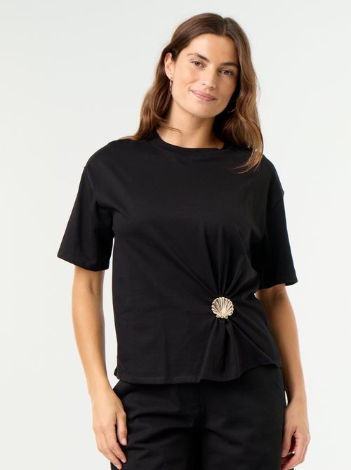 Camiseta de manga corta con joya de concha - Kiabi Camiseta de manga corta con joya de concha - Kiabi
