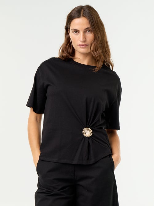 Camiseta de manga corta con joya de concha - Kiabi Camiseta de manga corta con joya de concha - Kiabi