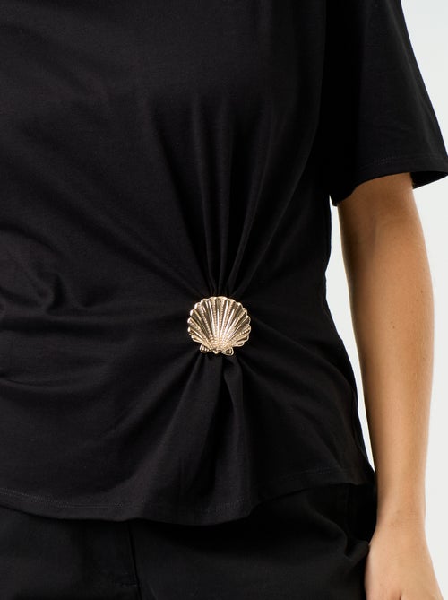 Camiseta de manga corta con joya de concha - Kiabi Camiseta de manga corta con joya de concha - Kiabi