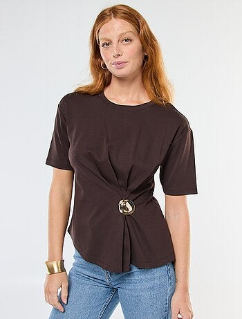 Camiseta de manga corta con joya fantasía delantera con efecto retorcido