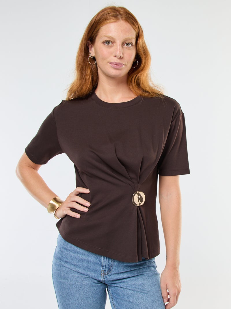 Camiseta de manga corta con joya fantasía delantera con efecto retorcido Marron - Kiabi