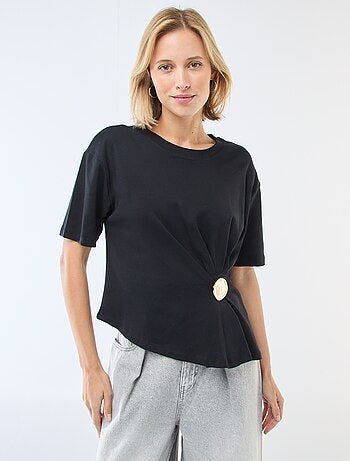 Camiseta de manga corta con joya fantasía delantera con efecto retorcido