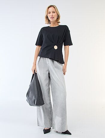 Camiseta de manga corta con joya fantasía delantera con efecto retorcido