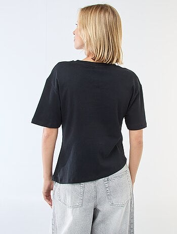 Camiseta de manga corta con joya fantasía delantera con efecto retorcido