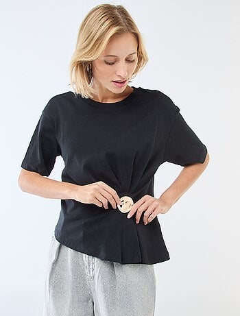 Camiseta de manga corta con joya fantasía delantera con efecto retorcido