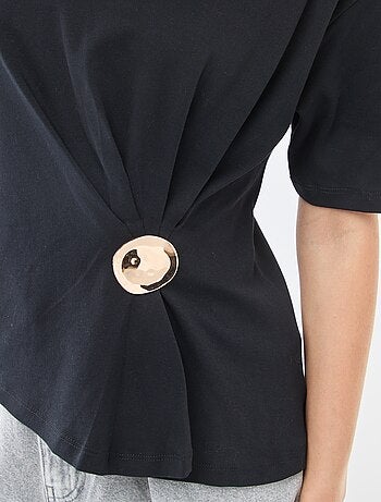 Camiseta de manga corta con joya fantasía delantera con efecto retorcido