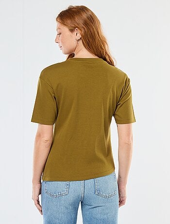 Camiseta de manga corta con joya fantasía delantera con efecto retorcido
