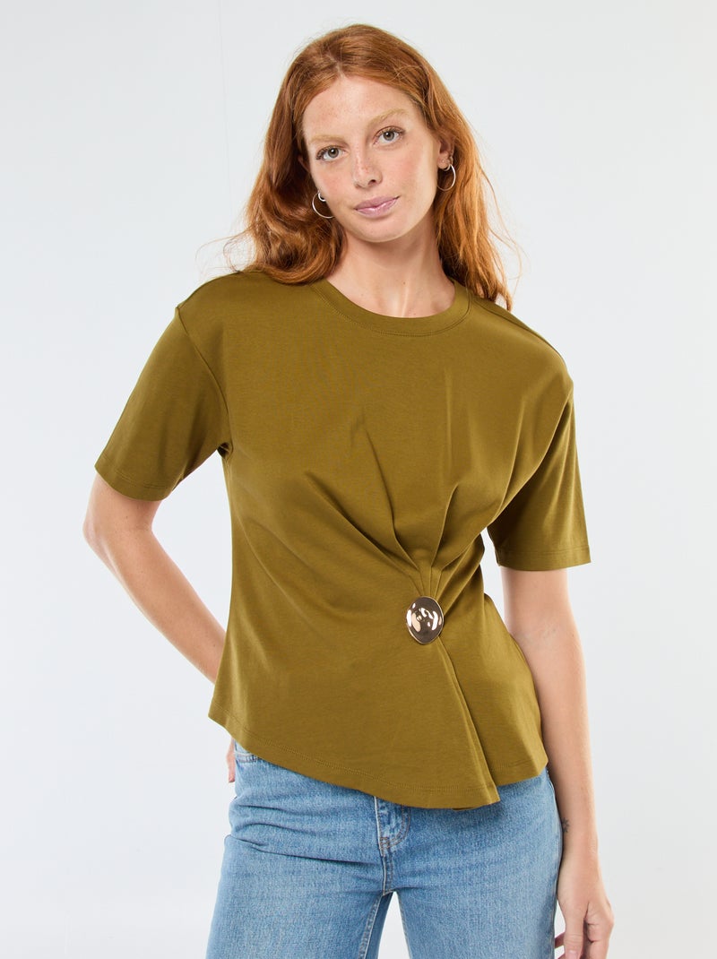 Camiseta de manga corta con joya fantasía delantera con efecto retorcido Verde - Kiabi