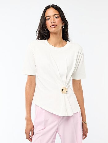 Camiseta de manga corta drapeada con adorno fantasía