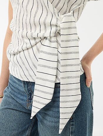 Camiseta de manga corta drapeada con nudo en tejido crepé