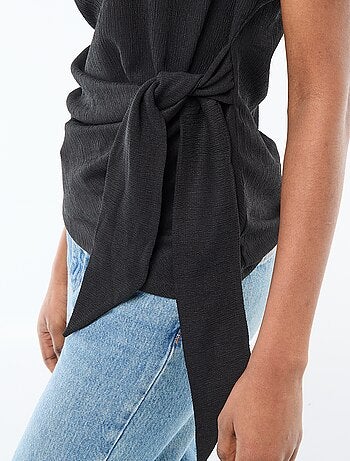 Camiseta de manga corta drapeada con nudo en tejido crepé