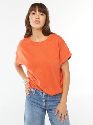 Camiseta de manga corta remangada
