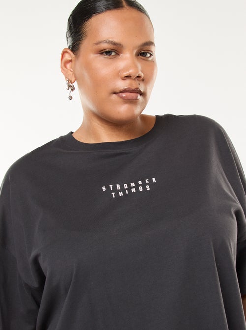 Camiseta de manga corta 'Stranger Things' con estampado delantero y trasero - Kiabi