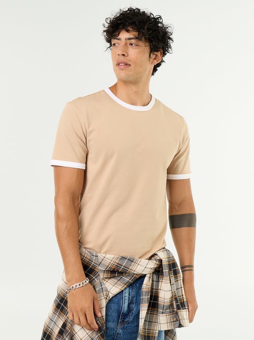 Camiseta de manga corta y bordes a contraste - Kiabi Camiseta de manga corta y bordes a contraste - Kiabi