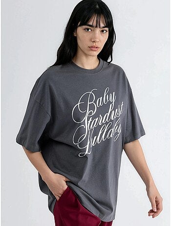 Camiseta de manga corta y cuello redondo extragrande con detalle de accesorios busem