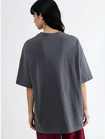 Camiseta de manga corta y cuello redondo extragrande con detalle de accesorios busem