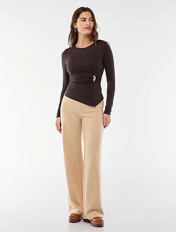 Camiseta de manga larga con adorno dorado delantero efecto retorcido