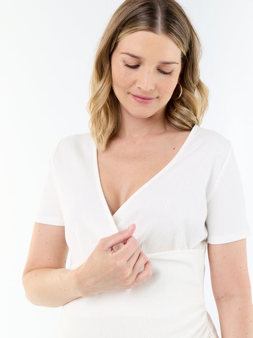Camiseta de maternidad con escote cruzado - Kiabi Camiseta de maternidad con escote cruzado - Kiabi