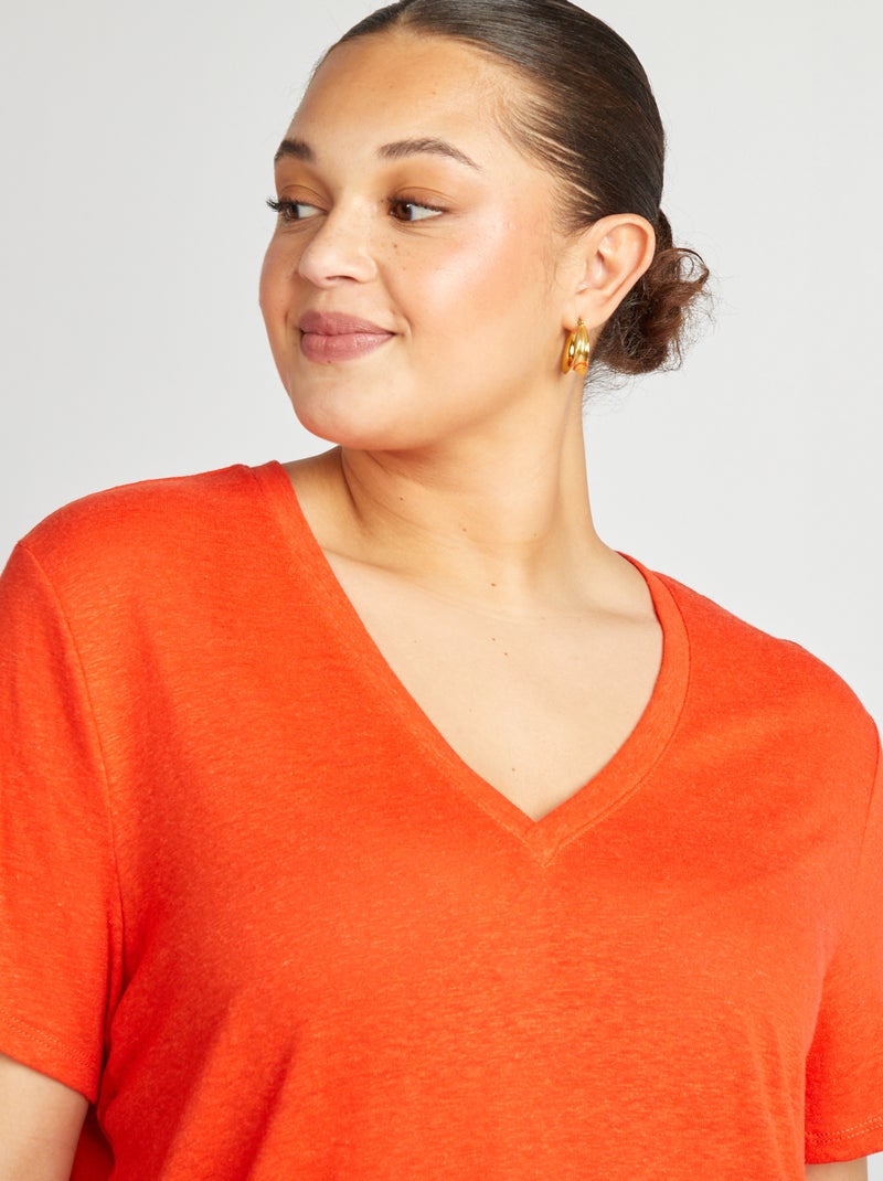 Camiseta de mezcla de lino con cuello de pico rojo - Kiabi