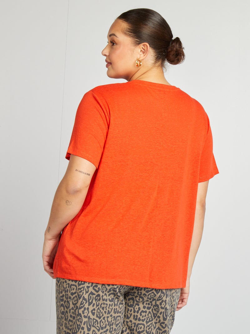 Camiseta de mezcla de lino con cuello de pico rojo - Kiabi