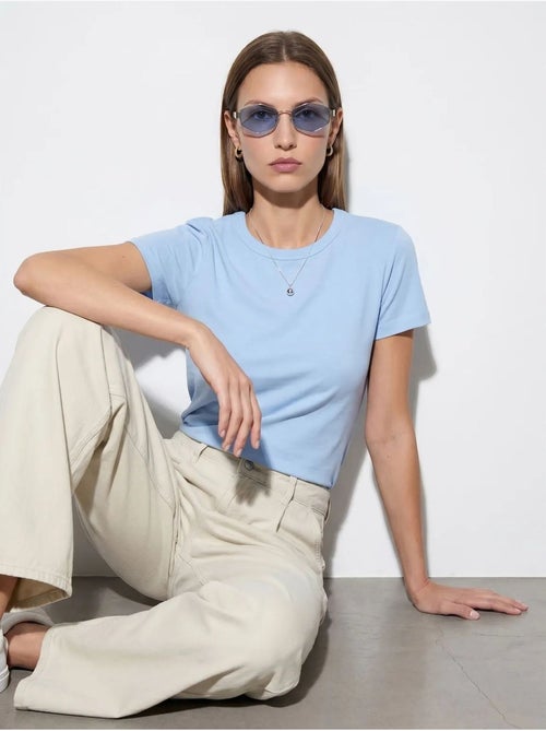 Camiseta de mujer lisa con cuello redondo dilvin - Kiabi Camiseta de mujer lisa con cuello redondo dilvin - Kiabi