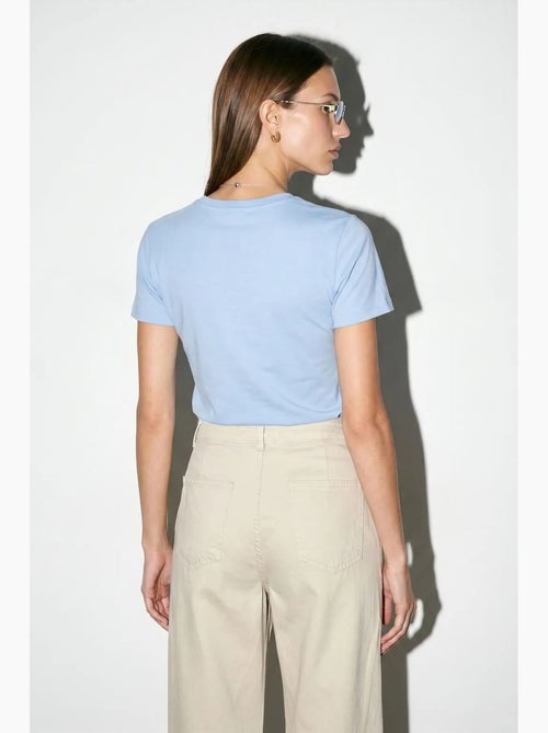 Camiseta de mujer lisa con cuello redondo dilvin - Kiabi Camiseta de mujer lisa con cuello redondo dilvin - Kiabi