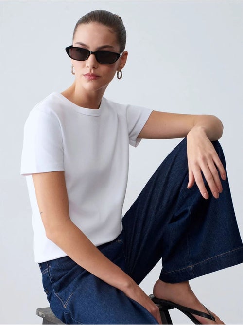 Camiseta de mujer lisa con cuello redondo dilvin - Kiabi Camiseta de mujer lisa con cuello redondo dilvin - Kiabi