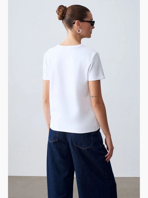 Camiseta de mujer lisa con cuello redondo dilvin - Kiabi Camiseta de mujer lisa con cuello redondo dilvin - Kiabi