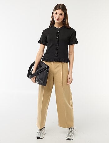 Camiseta de punto abotonada con volantes