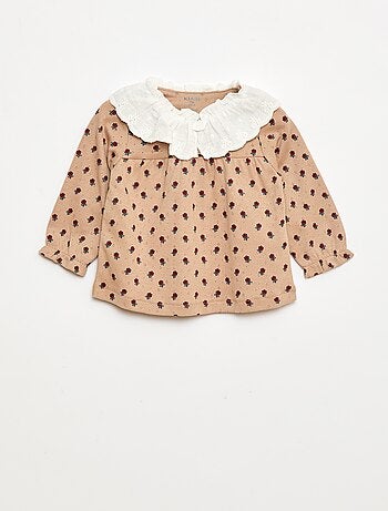 Camiseta de punto calado con cuello bordado