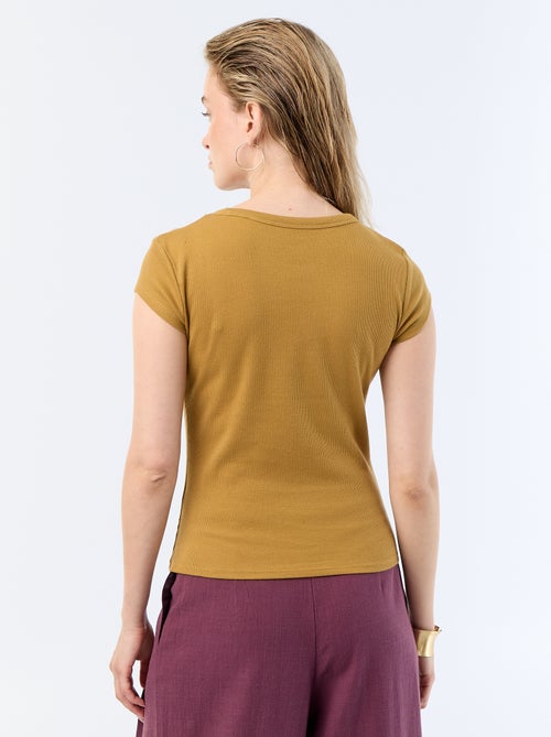 Camiseta de punto de canalé y manga corta - Kiabi Camiseta de punto de canalé y manga corta - Kiabi