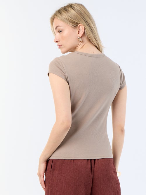 Camiseta de punto de canalé y manga corta - Kiabi Camiseta de punto de canalé y manga corta - Kiabi