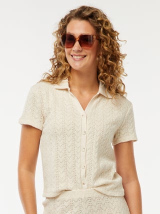 Camiseta de punto de croché con cuello de polo