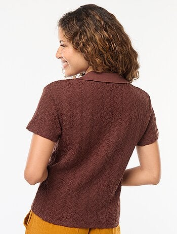 Camiseta de punto de croché con cuello de polo