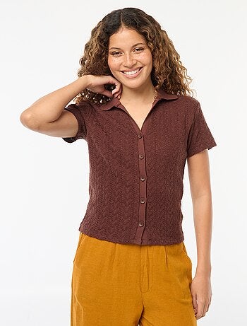 Camiseta de punto de croché con cuello de polo