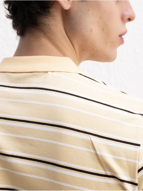 Camiseta de rayas con cuello polo y botones giesto - Kiabi Camiseta de rayas con cuello polo y botones giesto - Kiabi
