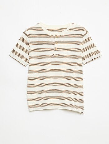 Camiseta de rayas con cuello tunecino