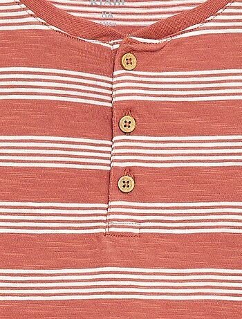 Camiseta de rayas con cuello tunecino