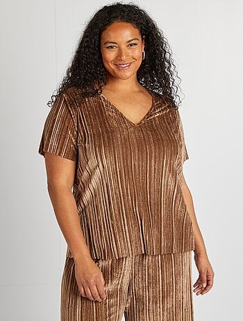 Camiseta de terciopelo con cuello de pico