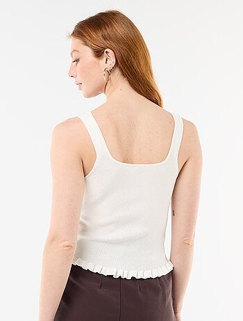 Camiseta de tirantes acanalada con abertura de botones decorativa en la parte delantera