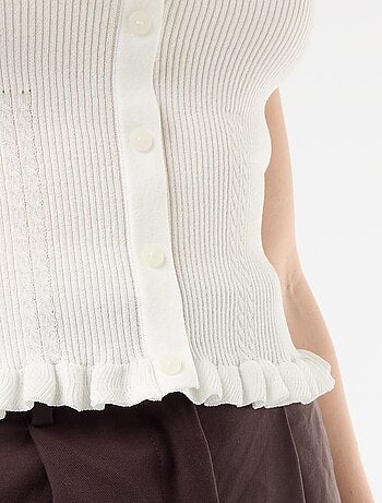 Camiseta de tirantes acanalada con abertura de botones decorativa en la parte delantera