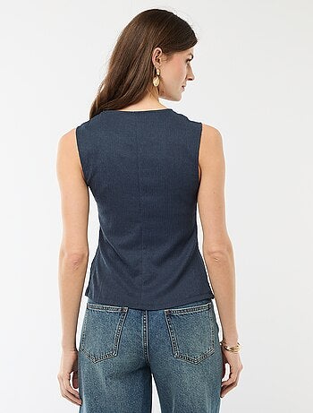 Camiseta de tirantes con abertura de botones dorados martillados