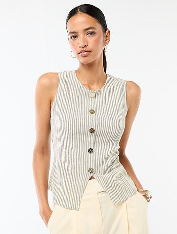 Camiseta de tirantes con abertura de botones dorados martillados