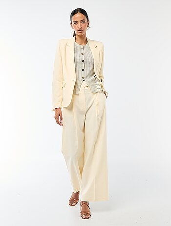 Camiseta de tirantes con abertura de botones dorados martillados