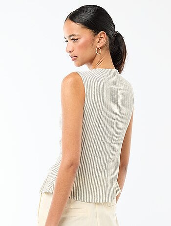 Camiseta de tirantes con abertura de botones dorados martillados